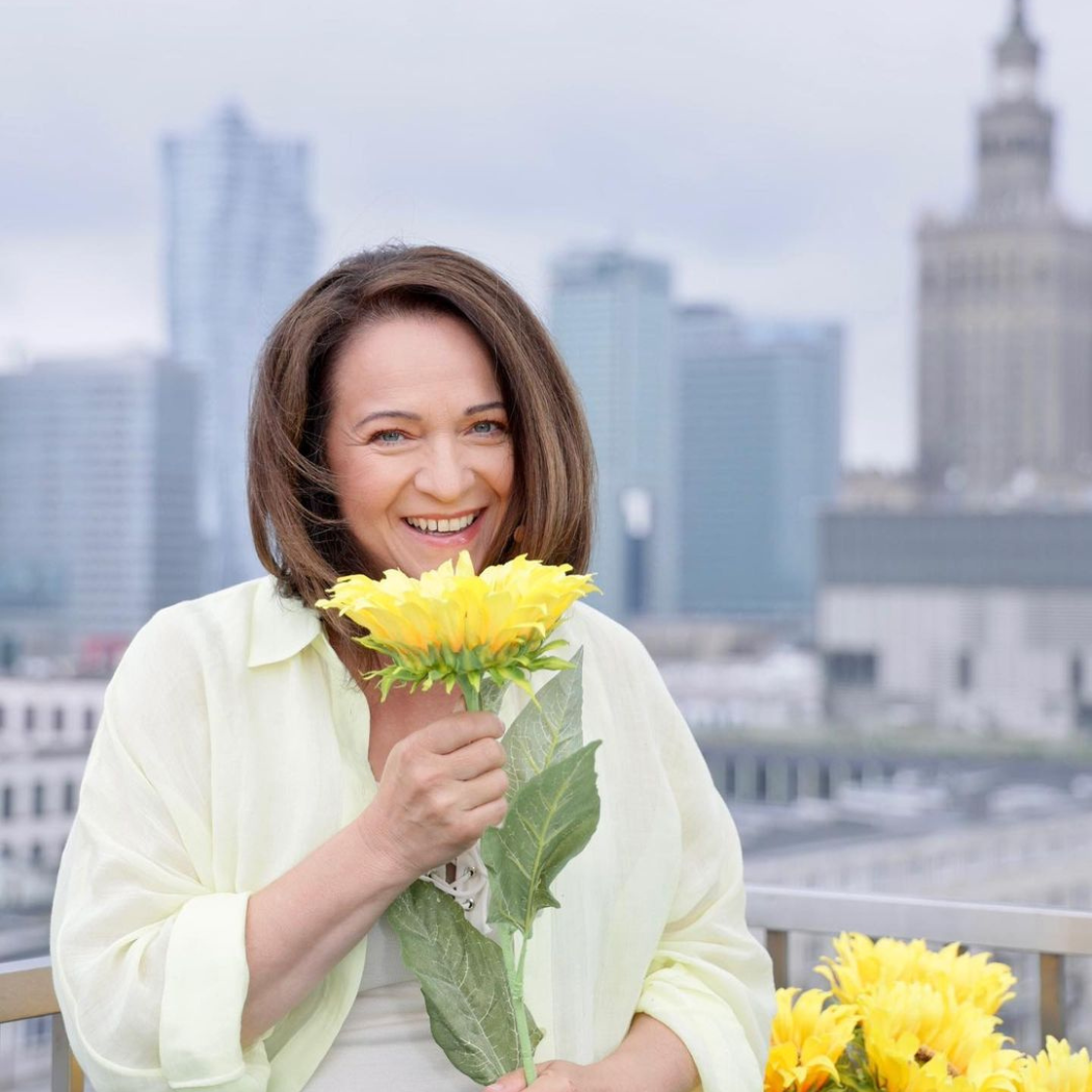 Drzyzga w sukience maskującej brzuszek. To nowy hit 50-latek na jesień